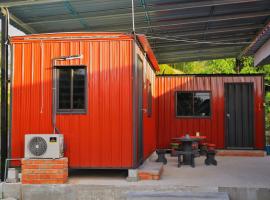 Padang Besar Red Cabin Homestay，位于巴东勿刹的度假短租房