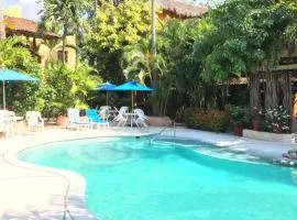 Newer & Roomy w/2 Pools. No Car Needed. Beaches, Restaurants & Shopping W/I walking distance. Taxis and buses abundant for reasonable price if needed