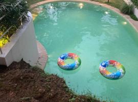 The Island Sanctuary Rock Pool Villa，位于Chorao的带泳池的酒店