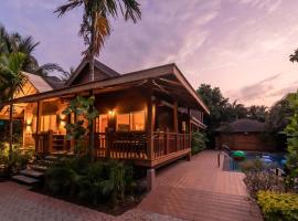 Nature's Abode - The Wooden Villa at Morjim by StayVista，位于莫尔吉姆的酒店