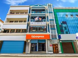 FabExpress Santhi Inn - Near Promenade Beach，位于蓬蒂切里的酒店