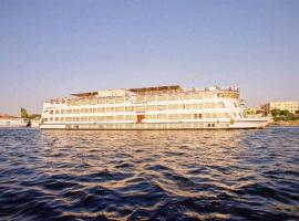King Tut I Nile Cruise - Every Monday 4 Nights from Luxor - Every Friday 7 Nights from Aswan，位于卢克索卢克索国际机场 - LXR附近的酒店