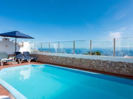 La casita del naranjo con piscina independiente，位于坎德拉里亚的酒店