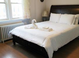 Cozy Private Rm Heart of North York Free Parking Full Kitchen Close to Downtown，位于多伦多的酒店