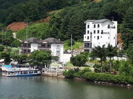 Interlaken Stay，位于加平杨州乡村俱乐部附近的酒店