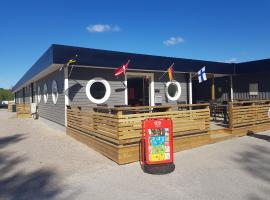 Halens Camping och Stugby，位于乌洛夫斯特伦的酒店