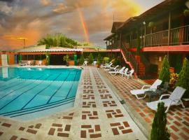 Hotel Brisas del Calima Lago Calima，位于卡利马的酒店