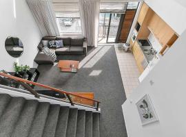 Roomy High-Ceiling Loft Apartment - Free Parking!，位于奥克兰的酒店