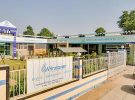 OYO 65573 Hotel Vrindavan & Restaurant，位于Sūrajgarh的酒店