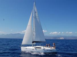 Le Vele Residence Sailing Boat，位于洛阿诺的船屋