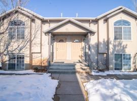 Charming Ogden Town home, 25 min to Snowbasin Ski Resort Duplex，位于奥格登的度假短租房