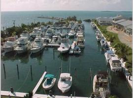 LICENSED MGR - 2/2 VILLA - OCEANFRONT BEACH RESORT - SALTWATER LAGOON & MARINA!，位于基拉戈的度假村