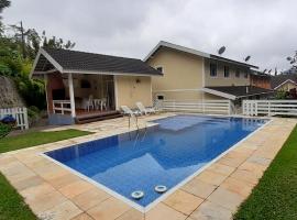 Aconchego em Teresópolis com piscina privativa próximo a feirinha，位于特雷索波利斯的酒店