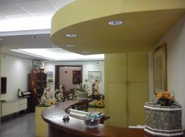雷克斯酒店，位于特拉莫的酒店