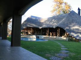 AFRICAN DREAMS GUESTHOUSE，位于奥卡汉贾的带泳池的酒店