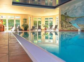 福里恩帕克赫登芙兹假日公园，位于普劳西的带泳池的酒店