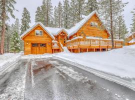 Snowpeak Chalet in Tahoe Donner，位于特拉基塔霍多纳高尔夫球场附近的酒店