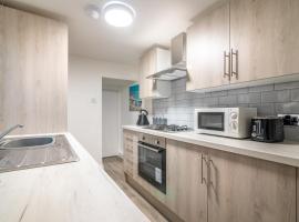 PLATFORM Avenues Apartment 1 with Free Street Parking，位于赫尔的酒店
