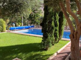 Villa with private pool and beautiful garden，位于洛斯克里斯蒂亚诺斯的乡村别墅