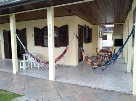 Casa Guaratuba espaçosa e confortável，位于瓜拉图巴的酒店