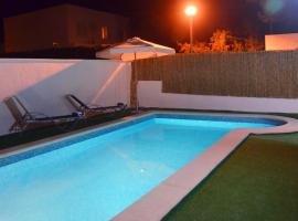 Chalet familiar con piscina privada，位于卡拉布兰卡的酒店