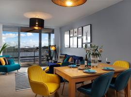 PENTHOUSE Plymouth Apartment- Sea View- Sleeps 7 - Private Parking - Habita Property，位于普里茅斯的酒店