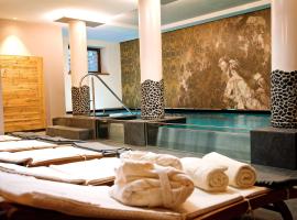 阿尔贝格卡费中心旅馆，位于梅佐科罗纳的酒店