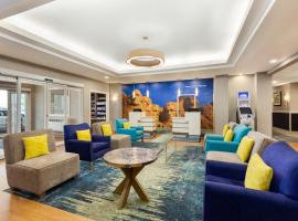 La Quinta Inn and Suites by Wyndham at WaTiki Waterpark，位于拉皮德城的酒店
