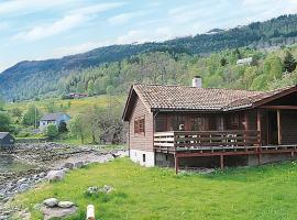 Three-Bedroom Holiday home in Nordfjordeid 2，位于Heggjafrislia的乡村别墅