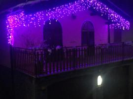 Chalet con Piscina，位于Garzeno的木屋