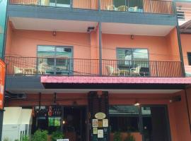 Aonang Inn，位于甲米镇奥南麦当劳附近的酒店