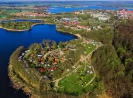 Mobilheim und Blockhaus mit Seeblick