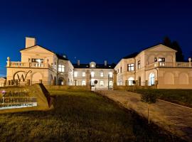 Z&aacute;mek Wichterle - Hotel a pivn&iacute; l&aacute;zně，位于Slavič&iacute;n的带热水浴缸的酒店