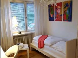 schönes Privatzimmer in Hamburg Winterhude，位于汉堡保格温格地铁站附近的酒店