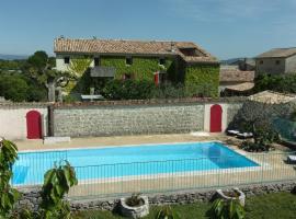 Gîte de charme la FENIERE 2 dans Mas en pierres, au calme, piscine chauffée，位于茹瓦厄斯的度假短租房