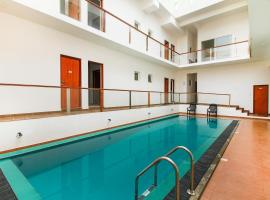 Meth Suites，位于Epamulla的带泳池的酒店