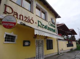 Czermann Panzió és Étterem，位于Oroszlány的民宿