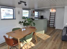 Private Lodge on Houseboat Amsterdam，位于阿姆斯特丹的木屋