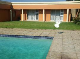 SunSet West Self Catering Maraisburg Roodepoort，位于约翰内斯堡CMR高尔夫俱乐部附近的酒店