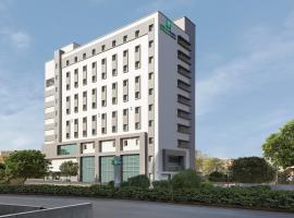 Holiday Inn Express Ahmedabad Prahlad Nagar by IHG，位于艾哈迈达巴德的酒店