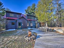 Log Cabin in Wilmington with Hot Tub Near Skiing!，位于威尔明顿的酒店