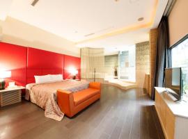 丽景精品休闲旅馆，位于嘉义市的带按摩浴缸的酒店