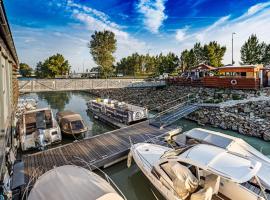 YACHTER CLUB Modrá Čajka，位于出诺沃Danubiana Meulensteen Art Museum附近的酒店