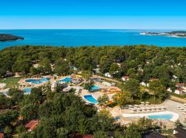 Lanterna Premium Camping Resort by Valamar，位于波雷奇的高尔夫酒店