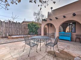 Adobe House with Patio - Walk to Dtwn Plaza and Shops!，位于圣达菲的酒店