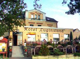 Hotel Luginsland，位于施莱茨的带停车场的酒店