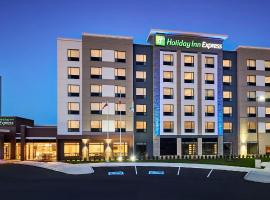 Holiday Inn Express Niagara-On-The-Lake, an IHG Hotel，位于滨湖尼亚加拉的带泳池的酒店