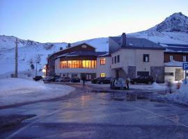 HOSTAL PICO AGUJAS ESTACION INVERNAL SAN ISIDRO，位于圣伊西德罗的酒店
