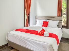 RedDoorz near Taman Mini Jakarta，位于雅加达的酒店