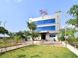 SPOT ON 66491 Hotel Om Lodge，位于Arwi的酒店